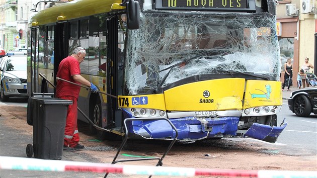 Pi srce trolejbusu s autobusem v Teplicch bylo zranno 14 lid (21.7.2016)