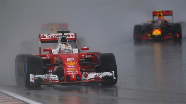 Sebastian Vettel d sv Ferrari bhem detiv kvalifikace na Velkou cenu Maarska.