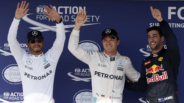 Z prvnho msta odstartuje v Maarsku vtz kvalifikace Nico Rosberg (uprosted). Jeho stjov kolega Lewis Hamilton (vlevo) dojel druh, Daniel Ricciardo z Red Bullu tet.