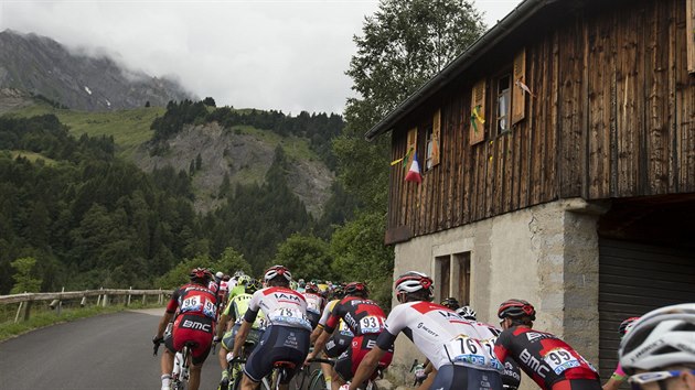 Peloton cyklist stoup v Alpch v pedposledn etap Tour de France.