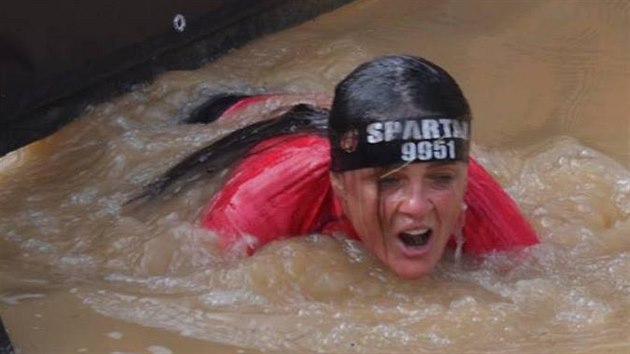 Libereck zvodnice Zuzana Kocumov na extrmnm zvod Spartan Race.