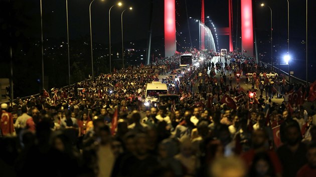 Demonstrace na podporu Erdogana v ulicch Istanbulu (21. ervence 2016)