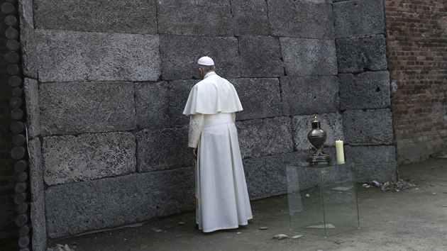 Frantiek jako tet pape v historii navtvil vyhlazovac tbor v Osvtimi. Proel brnou s npisem Arbeit macht frei a setkal se s peivmi (29. ervence 2016