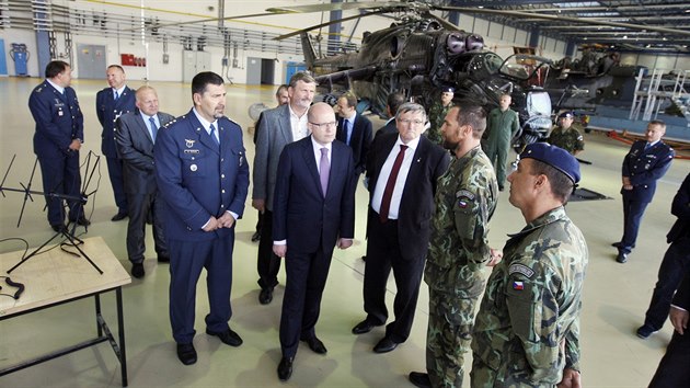 Premir Bohuslav Sobotka navtvil vojenskou leteckou zkladnu Sedlec, Vcenice u Nmt nad Oslavou.