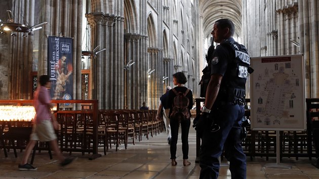 V pask katedrle Notre-Dame se konala me na pamtku zavradnho knze (27. ervence 2016).