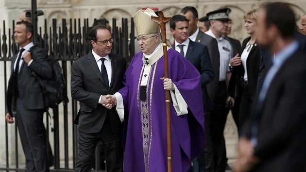 Francouzsk prezident Franois Hollande mluv s paskm arcibiskupem a kardinlem Andrem Vingt-troisem po skonen me za zavradnho knze (27. ervence 2016).