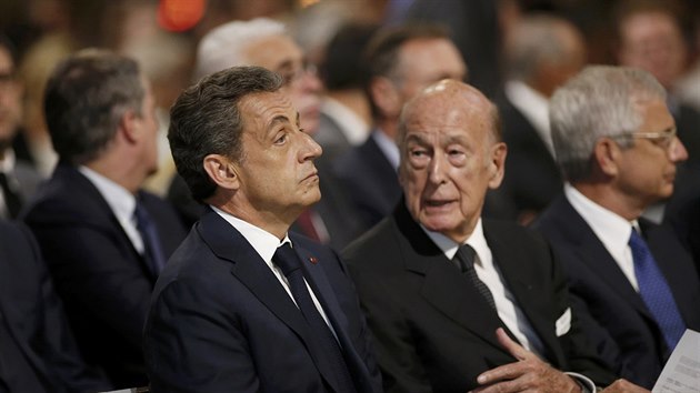Me v katedrle Notre-Dame se zastnili tak bval francouzt prezidenti Nicolas Sarkozy a Valry Giscard dEstaing. (27. ervence 2016)