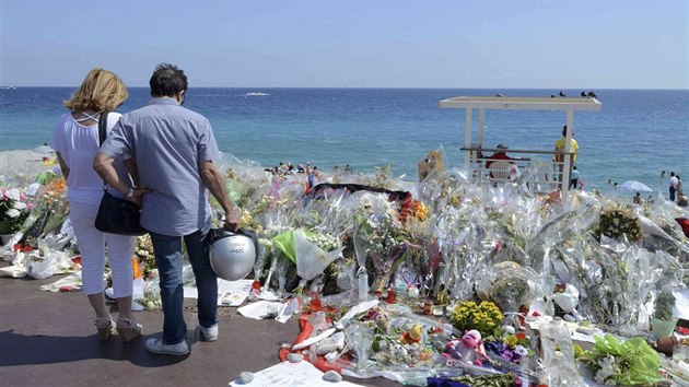 Lid si pipomnaj obti teroristickho toku v Nice (21. ervenec 2016)