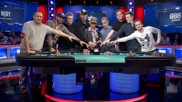 Ticetilet Vojtch Rika (tet zleva) se probojoval do finle Svtov srie (WSOP) v americkm Las Vegas.