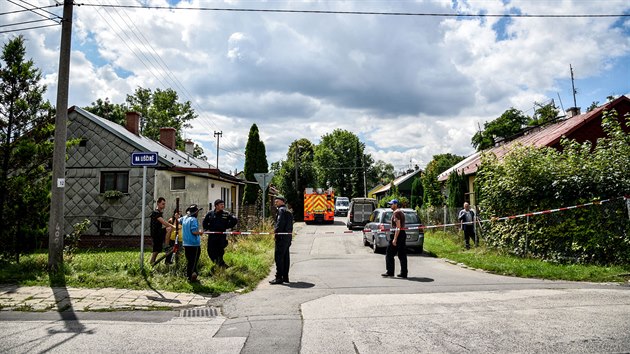 Policist zastelili mue, jen v Ostrav pi soudnm vysthovn postelil exekutora, enu, kter jej doprovzela, a policistu. (20. ervence 2016)