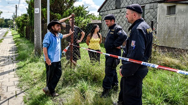 Policist zastelili mue, jen v Ostrav pi soudnm vysthovn postelil exekutora, enu, kter jej doprovzela, a policistu. (20. ervence 2016)