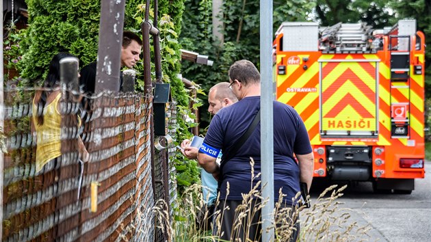 Policist zastelili mue, jen v Ostrav pi soudnm vysthovn postelil exekutora, enu, kter jej doprovzela, a policistu. (20. ervence 2016)