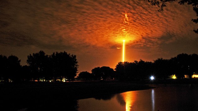 VESMÍRNÝ SOKOL. Raketa Falcon 9 startuje z mysu Canaveral na Florid. Zaízení...