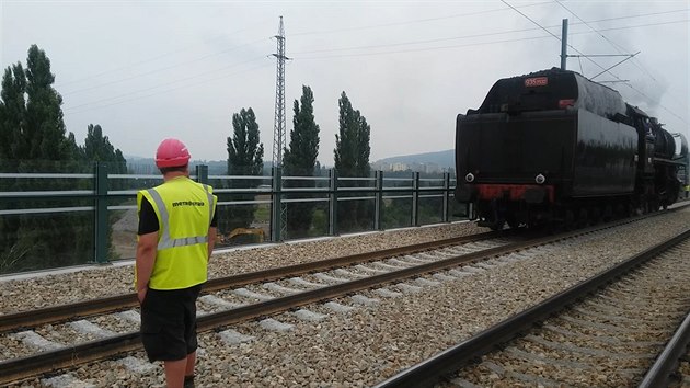 Lokomotiva Šlechtična prověřila nové železniční mosty v Plzni - iDNES.cz