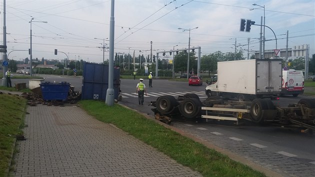 V Plzni se pevrtil pvs pln eleza, zavalil chodnk u pechodu pro chodce