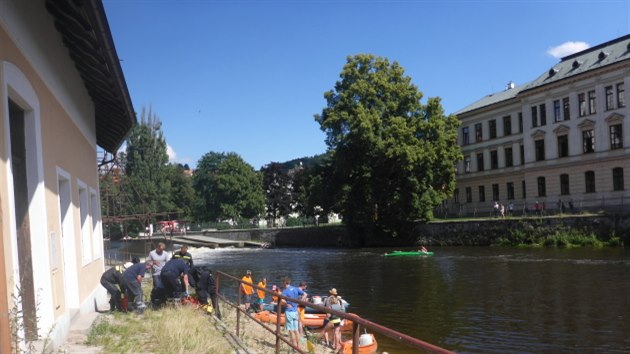 Na jezu u Mrzkova mlna v eskm Krumlov se otoila lo se dvma turistkami