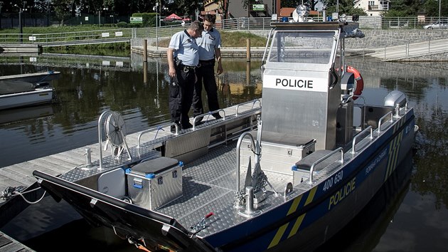 Nov policejn lun jezd mezi Budjovicemi, Hlubokou a Tnem nad Vltavou.