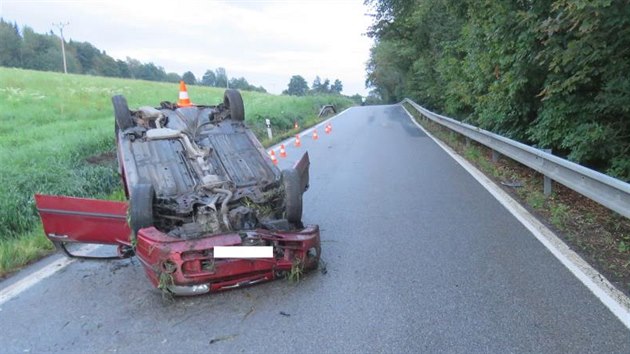 Opil idika narazila u Chrobol do svodidel, od kterch se auto odrazilo a skonilo na stee.