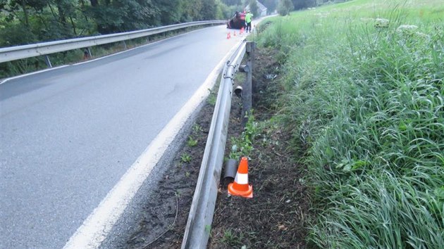 Opil idika narazila u Chrobol do svodidel, od kterch se auto odrazilo a skonilo na stee.