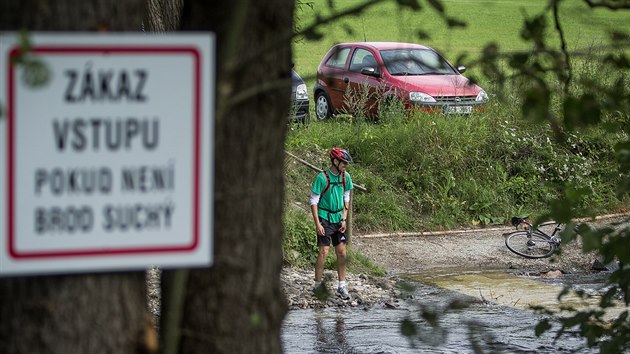 U lvky pes Mali v Doudlebech je cedule se zkazem vstupu, pokud nen brod such.