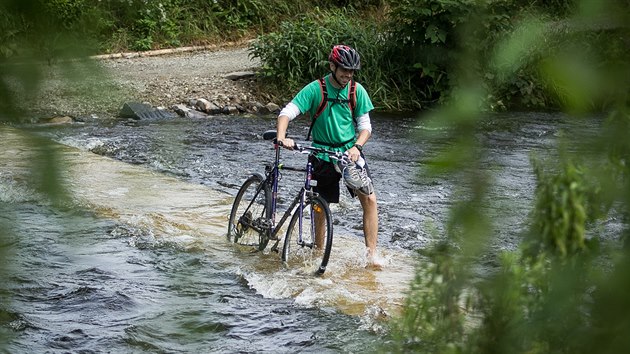 Pes lvku se v tchto dnech val voda, ale cyklist si pes ni krt cestu.