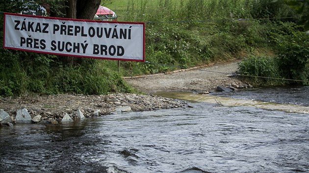 Vrazn cedule u vodky varuje, aby nepeplouvali such brod.