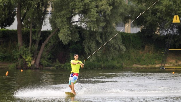 Wakeboarding lze dky vleku Pavla Traly nov provozovat i na Brnnsk pehrad. Za jzdu zaplat zjemci podle toho, jak bude teplota vzduchu.