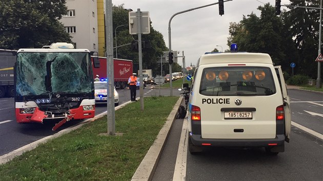 V Patokov ulici v Praze se srazil autobus s kamionem (22. ervence 2016).