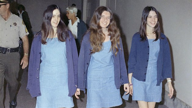 lenky Mansonovy sekty u soudu v roce 1970: Susan Atkinsov, Patricia Krenwinkelov a Leslie Van Houtenov (zleva).