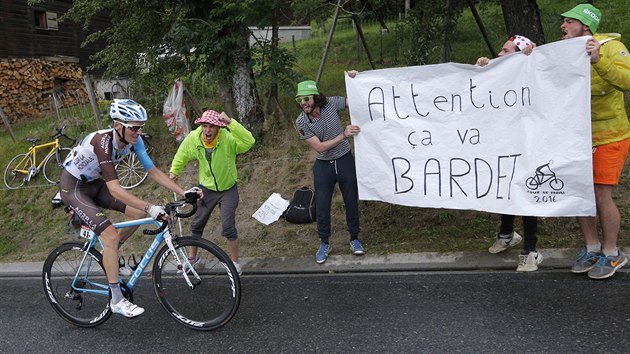 Romain Bardet bhem devatenct etapy na Tour de France, ve kter se dky vtzstv posunul na celkov druhou pku.