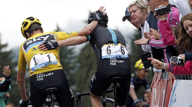 DKY, KAMARDE! Chris Froome plc po zdech svho tmovho kolegu Wouta Poelse, kter ho dothl do cle 19. etapy.