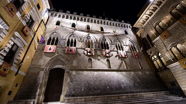 Monte dei Paschi di Siena. Vstupn portl hlavnho sdla nejstar fungujc banky svta v tosknsk Sien.