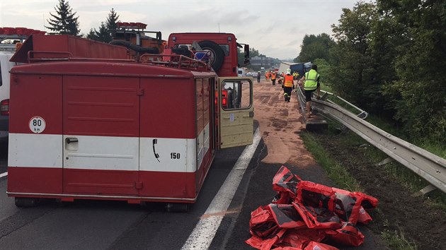 Na 12. kilometru dlnice D1 ve smru na Brno havaroval kamion  (22.7.2016).