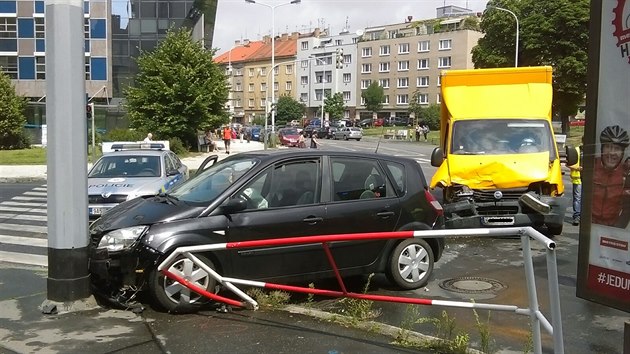 na Pankrci se stetlo auto s dodvkou (25.7.2016).