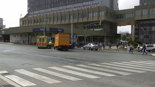 na Pankrci  se stetlo auto s dodvkou (25.7.2016).