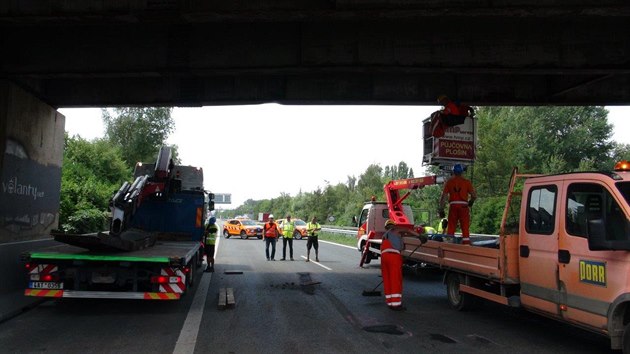 Dlnci na D5 opravovali most, do kterho najel bagr (27.7.2016).