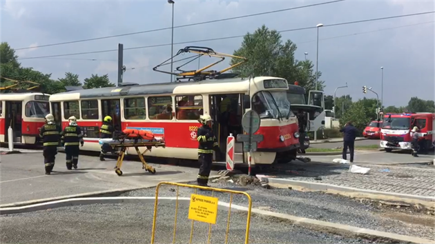 V Praze 8 se stetl nkladn vz s tramvaj (27.7.2016).