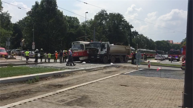 V Praze 8 se stetl nkladn vz s tramvaj (27.7.2016).