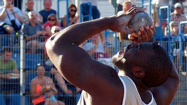 Nigerijsk reprezentant ve vrhu koul Stephen Mozia pi atletick Grand Prix v st nad Labem.