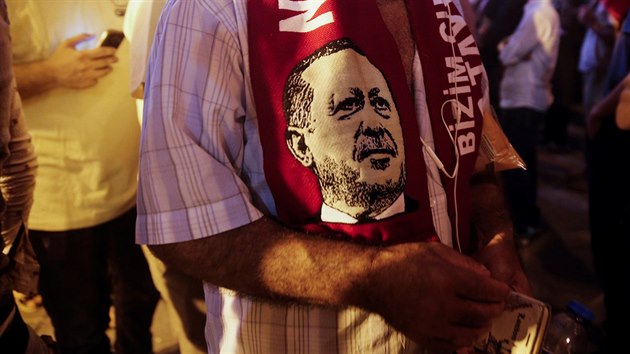 Na istanbulském námstí Taksim se v úterý seli píznivci prezidenta Erdogana...
