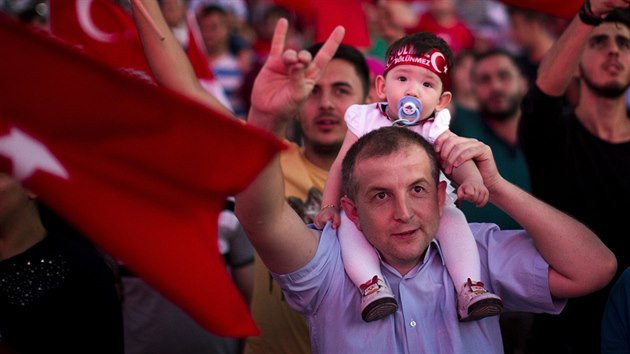 Na istanbulskm nmst Taksim se v ter seli pznivci prezidenta Erdogana (19. ervence 2016).