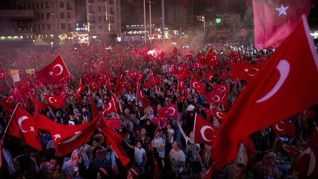 Na istanbulskm nmst Taksim se v ter seli pznivci prezidenta Erdogana (19. ervence 2016).