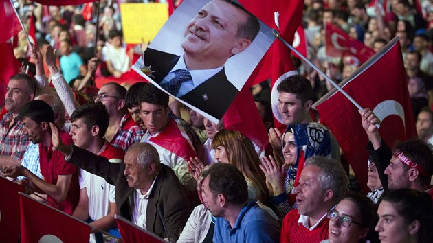 Na istanbulskm nmst Taksim se v ter seli pznivci prezidenta Erdogana (19. ervence 2016).