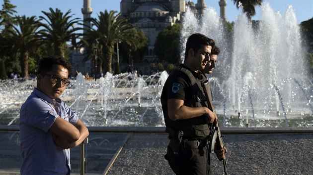 Ped slavnou istanbulskou Modrou meitou hldkuj policist (20. ervence 2016).