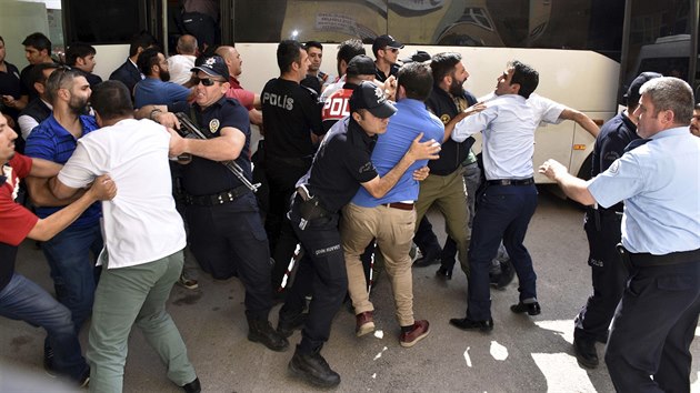 Policist v tureckm mst Erzurum se sna lidem zabrnit v jejich snaze napadnout soudce, kter se podle nich podlel na nepovedenm pokusu o pu (20. ervence 2016).
