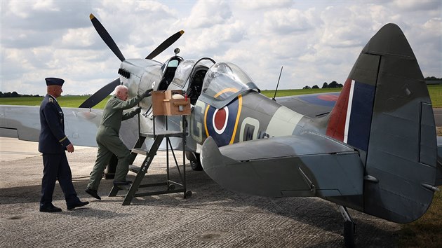 Vetern RAF Emil Boek se po nkolika desetiletch opt v Anglii proletl ve sthacm letounu Spitfire (21. ervence 2016).