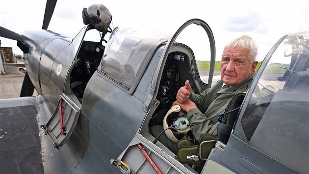 Vetern RAF Emil Boek se po nkolika desetiletch opt v Anglii proletl ve sthacm letounu Spitfire (21. ervence 2016).