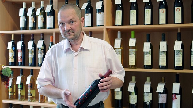 Pavel Hasala pracoval na Dole Paskov trnct let. Kdy na acht skonil, zaal se zajmat o vinastv. Dnes provozuje vinotku spolen se svou ptelkyn.
