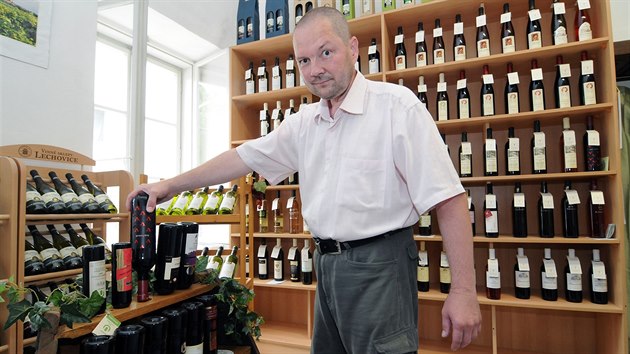 Pavel Hasala pracoval na Dole Paskov trnct let. Kdy na acht skonil, zaal se zajmat o vinastv. Dnes provozuje vinotku spolen se svou ptelkyn.