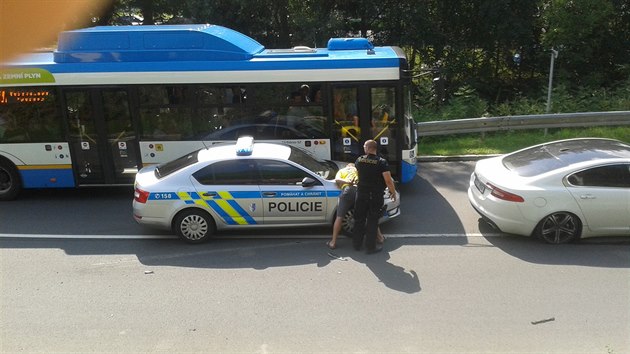 Ostravt policist nahnli mladky ujdjc v luxusnm Jaguaru. Dostihli je pod Landekem.